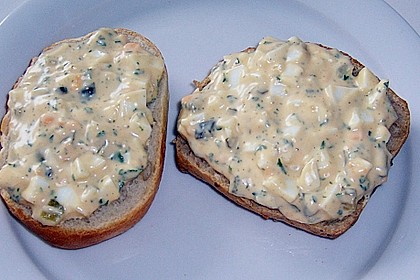 Eiersalat mit Zwiebeln und Gew&uuml;rzgurke
