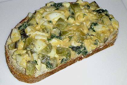 Eiersalat mit Zwiebeln und Gew&uuml;rzgurke 2