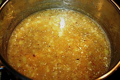 Milde Linsensuppe mit Curry und Schafsk&auml;se
