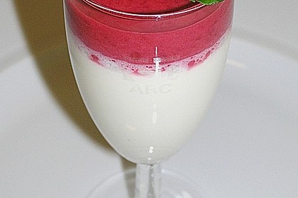 Panna Cotta mit Beerensoße