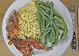 Gr&uuml;ne Bohnen mit gedruckten Sp&auml;tzle und gegrillten, panierten Speckscheiben