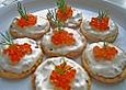Reiskr&auml;cker mit Kr&auml;uter - Cr&egrave;me fra&icirc;che und Forellenkaviar