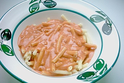 Makkaroni in Tomatensahneso&szlig;e