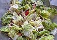 Romanasalat mit Radieschen, Tomaten und Schafsk&auml;se sowie ger&ouml;steten Sesamsamen