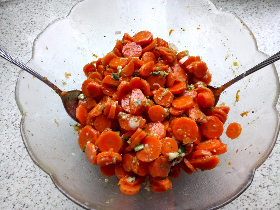 Karottensalat gekocht (Rezept mit Bild) von Haribö91 | Chefkoch.de