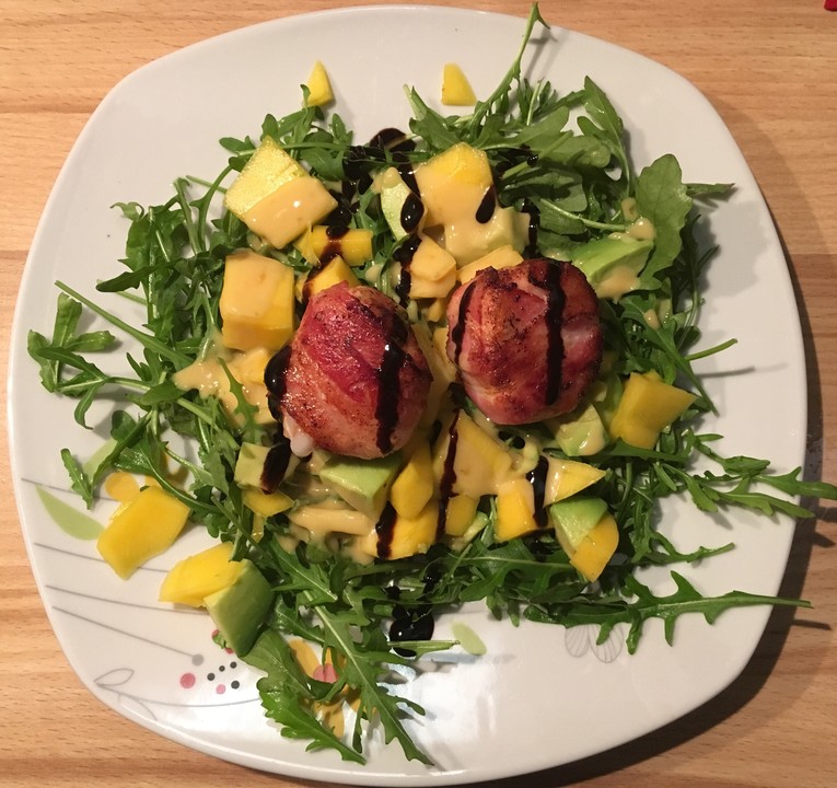 Ziegenkäse mit Bacon auf Rucola mit fruchtiger Mango und Avocado ...