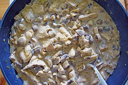H&auml;hnchengeschnetzeltes mit Pilzen