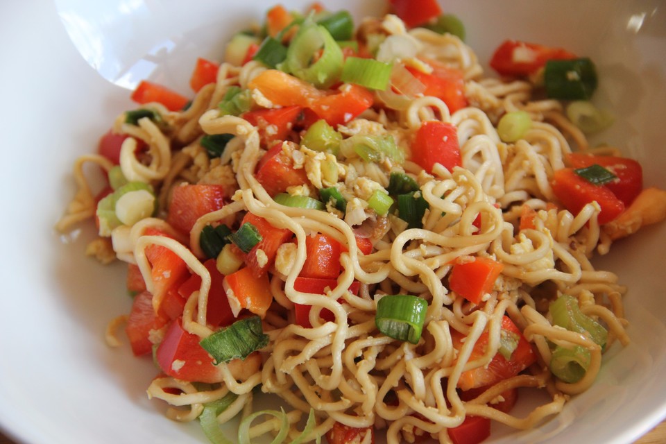 Gebratene Nudeln mit Ei (Rezept mit Bild) von Pegafli | Chefkoch.de
