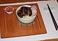 Japanischer Reistopf mit Rindfleisch und Zwiebeln
