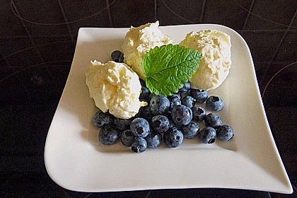 Heidelbeeren auf Vanille - Sahnecreme 1