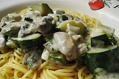 Spaghetti mit Zucchini - Sahneso&szlig;e