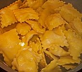 Steinpilzravioli mit Petersilienpesto, Parmesan und San Daniele Schinken (Bild)