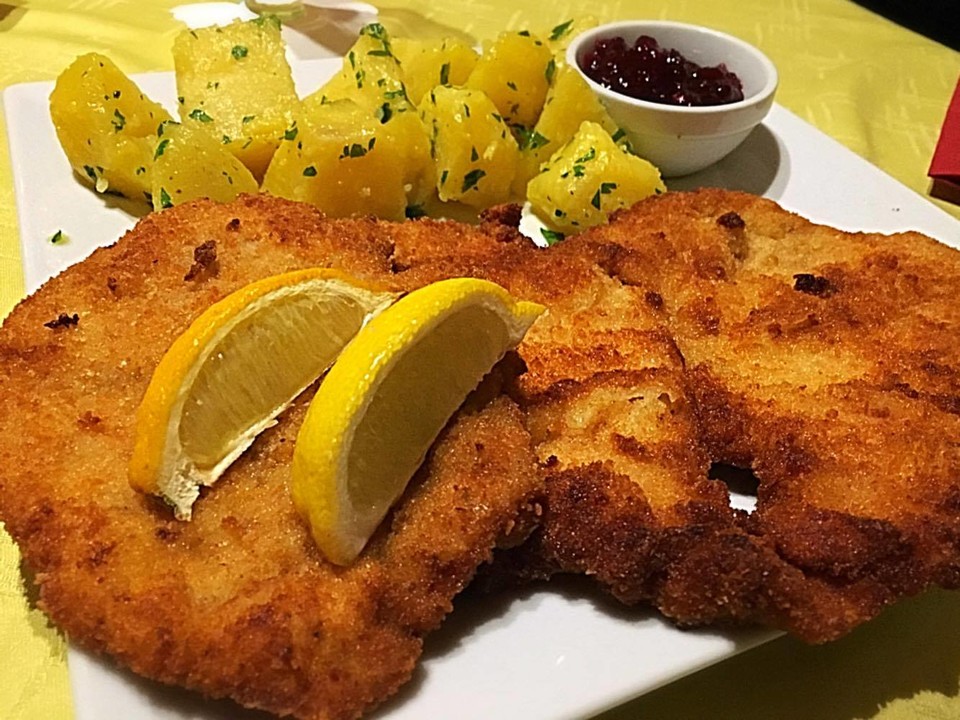 Wiener Schnitzel mit Petersilienkartoffeln und Preiselbeeren (Rezept ...