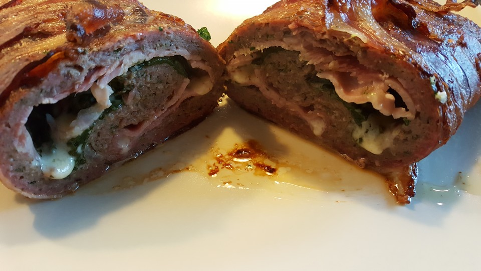 Hackfleischrolle gefüllt mit Bergkäse, Kochschinken und ...