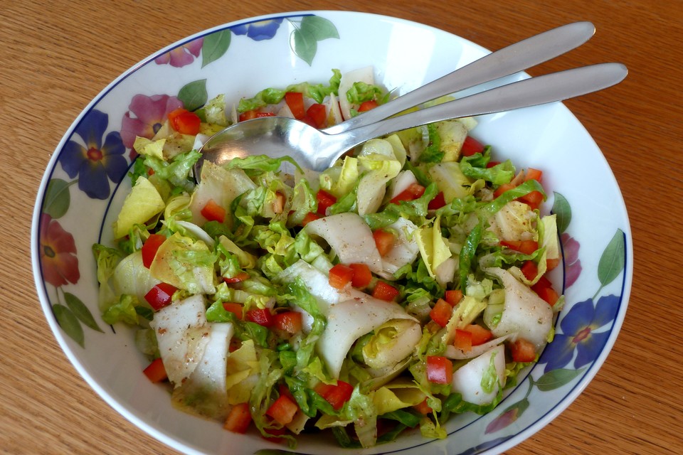 Romanasalatherzen-Chicoree-Salat mit Paprikawürfeln (Rezept mit Bild ...