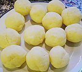 Kartoffelkn&ouml;del aus gekochten Kartoffeln (Bild)