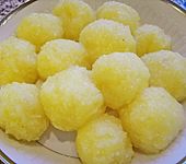 Kartoffelkn&ouml;del aus gekochten Kartoffeln (Bild)
