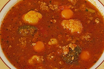 W&uuml;rzige Suppe mit Hackfleisch