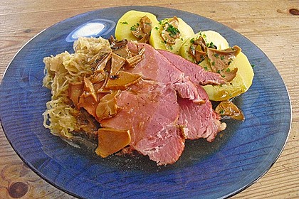 Pökelbraten mit Sauerkraut und Thüringer Klößen 1