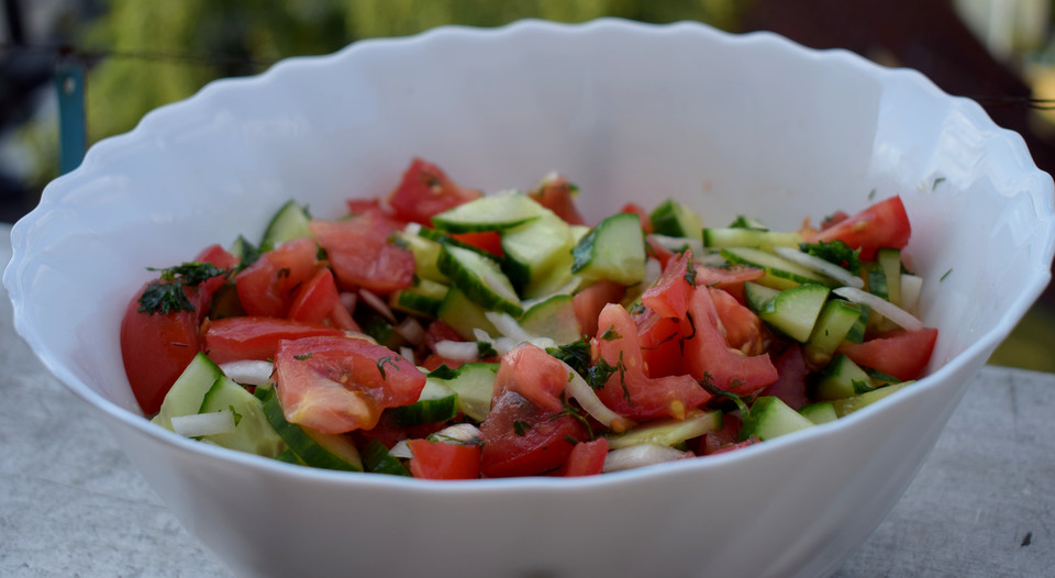 Tomaten-Gurken Salat mit Dill und Petersilie (Rezept mit Bild ...