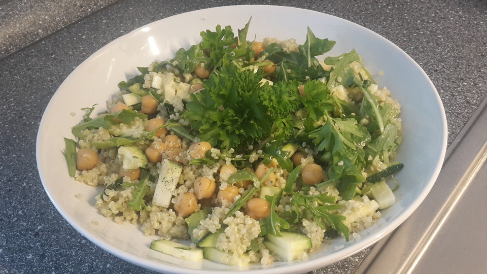 Quinoa-Salat mit Avocado-Joghurt-Dressing, Rucola und Kichererbsen ...