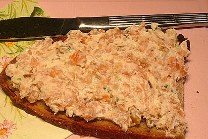 Brotaufstrich mit Räucherlachs und Walnüssen 11