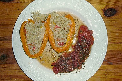 Gef&uuml;llte Paprikaschoten mit Zartweizen und Tomatengem&uuml;se