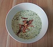 Spinatsuppe mit Feta und getrockneten Tomaten (Bild)