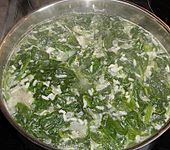 Spinatsuppe mit Feta und getrockneten Tomaten (Bild)