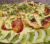 Gurkensalat mit Kiwi, H&auml;hnchenbrust und Limettenmayonnaise (Bild)