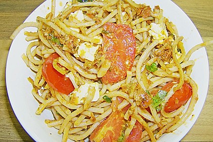 Mediterraner Spaghettisalat mit Pesto rosso 24