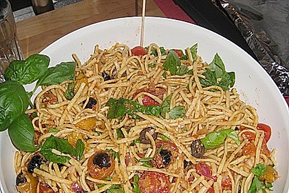 Mediterraner Spaghettisalat mit Pesto rosso 10