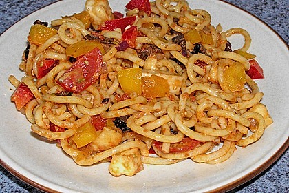 Mediterraner Spaghettisalat mit Pesto rosso 2
