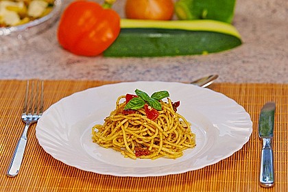 Mediterraner Spaghettisalat mit Pesto rosso