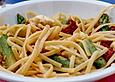 Farfalle mit gr&uuml;nem Spargel und Tomaten