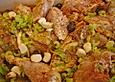 Kaninchen mit Kartoffeln, Zitronen, schwarzen Oliven und getrockneten Aprikosen