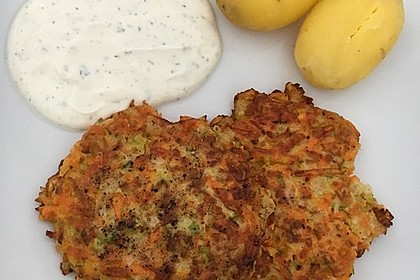Zucchini-Möhren Puffer mit Kräuter-Joghurt Creme 11