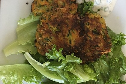 Zucchini-Möhren Puffer mit Kräuter-Joghurt Creme 32
