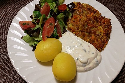 Zucchini-Möhren Puffer mit Kräuter-Joghurt Creme 1
