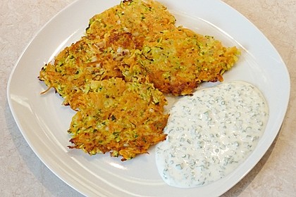 Zucchini-Möhren Puffer mit Kräuter-Joghurt Creme 37