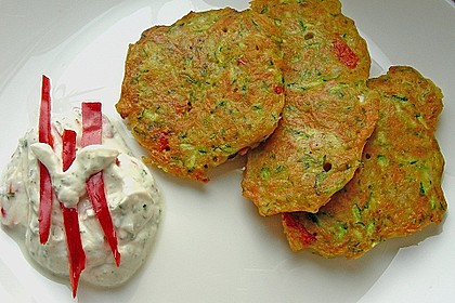 Zucchini-Möhren Puffer mit Kräuter-Joghurt Creme 5
