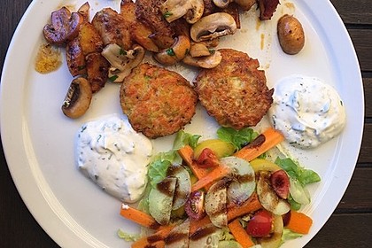 Zucchini-Möhren Puffer mit Kräuter-Joghurt Creme