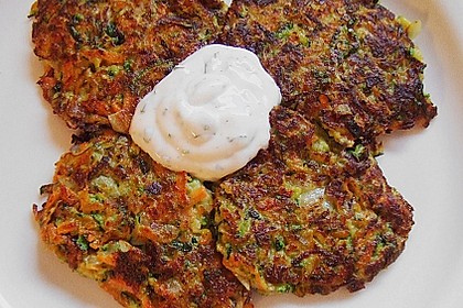 Zucchini-Möhren Puffer mit Kräuter-Joghurt Creme 15