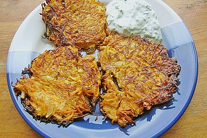 Zucchini-Möhren Puffer mit Kräuter-Joghurt Creme 20