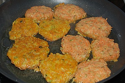 Zucchini-Möhren Puffer mit Kräuter-Joghurt Creme 61