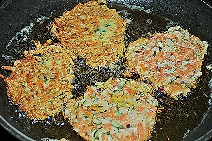 Zucchini-Möhren Puffer mit Kräuter-Joghurt Creme 63