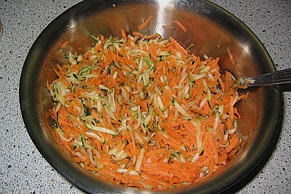 Zucchini-Möhren Puffer mit Kräuter-Joghurt Creme 60