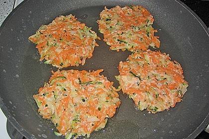 Zucchini-Möhren Puffer mit Kräuter-Joghurt Creme 51