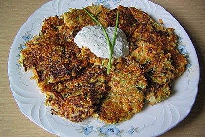 Zucchini-Möhren Puffer mit Kräuter-Joghurt Creme 19