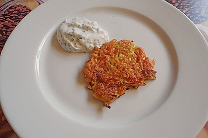 Zucchini-Möhren Puffer mit Kräuter-Joghurt Creme 37